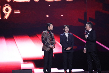 2019猫晚 易烊千玺胡歌型男罕见同框 霉霉激动得连唱三首歌