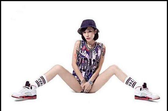 梁云菲腿成m型高清图