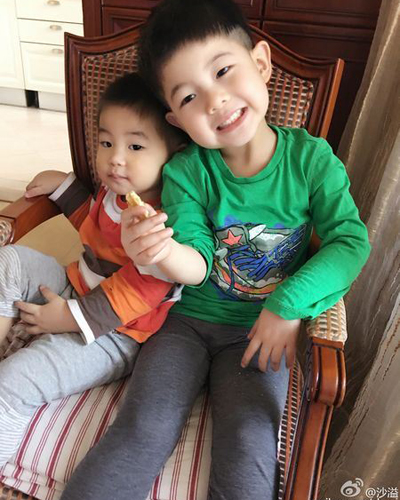 沙溢胡可自拍亲吻照