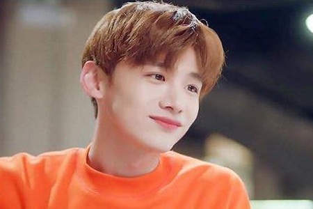 注孤生白敬亭新手机上热搜,爱鞋如命小白解锁新身份