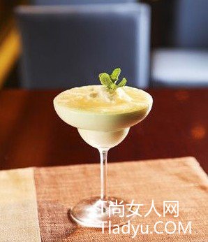 调酒师用日本酒调制的鸡尾酒