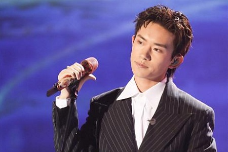 易烊千玺新歌《i adore you》首唱，化身西装大佬热舞A爆