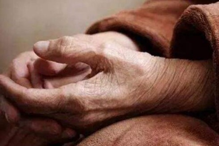 老年人身上散发的体味是什么?这三个因素造成身体有怪味