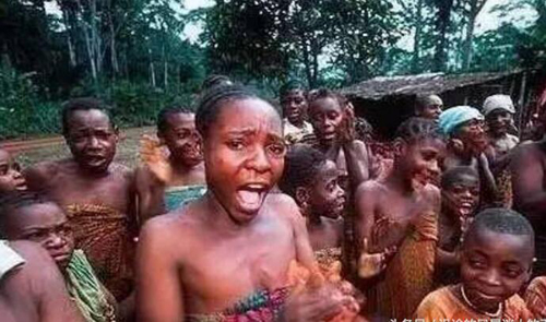 世界上结婚最小的人永远长不大