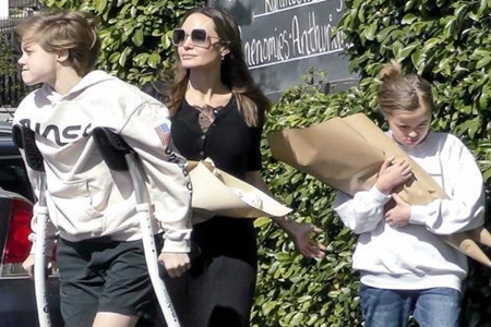 45岁女星朱莉面部松弛尽显老态，女儿希洛拐杖一脸倔强