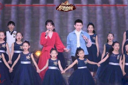 《家有儿女》北京春晚重聚,杨紫张一山同台牵手唱歌