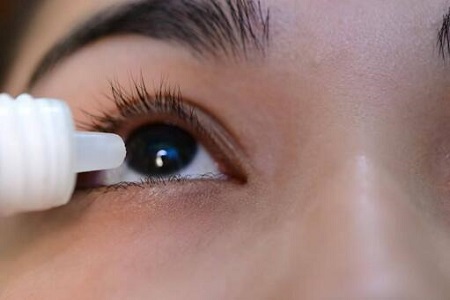 女性上班对电脑眼睛会吃不消，可以试试下面这几个方法