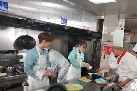 /></p><p> 话说,这一期的极限挑战由于神算子黄磊缺席,于是三精之一的罗志祥就承担了猪精的角色,而陪着贾乃亮演一出好戏。在双方进攻的时候,罗志祥先将身上所有的财产都交给小岳岳保管,就给了贾乃亮当头一击,导致开始还囔囔要获胜贾乃亮,一无所有后,悲伤到逆流成河。</p><p> 可是,从悲伤中又振作起来的贾乃亮,最后找到了善良的大鹏,他向大鹏诉苦自己刚刚所遭遇的一切,而还被贾乃亮蒙在鼓里的大鹏,在安慰贾乃亮时却被贾乃亮敲打了,从而失去了全部家当。</p><img src=