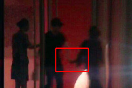 冯绍峰携爱妻赵丽颖同框出镜,机场甜蜜牵手破婚变传闻