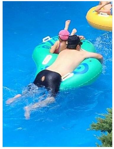 男人泳裤太紧泄春光图片