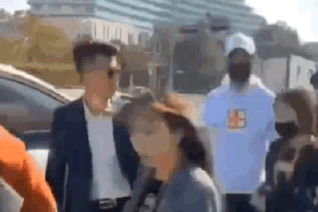 王俊凯被黄牛陌生男搭肩搂背,反应灵敏甩开道出安保隐患