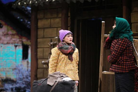 李宇春化身村妇向果粒叔讨《说法》 村长张国立承言奉陪到底