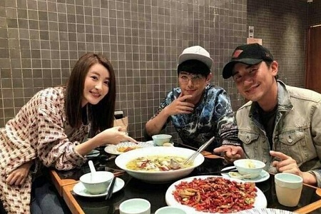 刘恺威否认与汤洛雯恋情,绯闻照原图曝光证实被按头女友