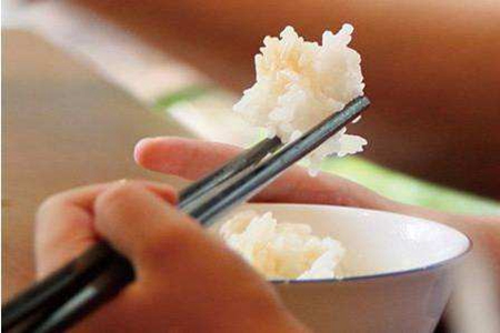 饭后半小时不能做什么？常做这三件事容易诱发肠胃疾病