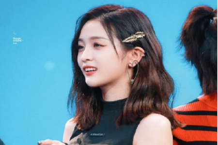 吴宣仪被捶墙狂按门铃怎么回事，私生饭都这么疯狂吗？