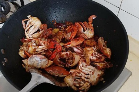 如何做香辣螃蟹好吃又简单？家常简单爆炒螃蟹的做法