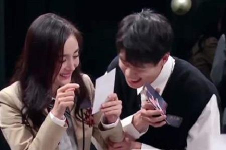 杨幂魏大勋疑似官宣恋情 隔空喊“hi”巧合还是示爱?