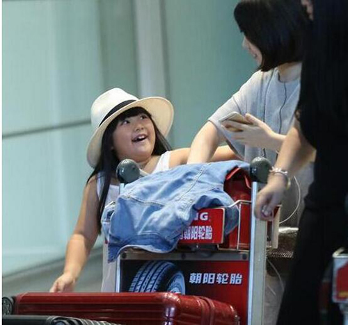 李湘女儿王诗龄近照曝光  这个村姑造型有点萌