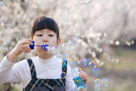 家长要纠正孩子坐姿，不能会容易出现骨盆错位带来健康问题