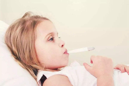 孩子用退烧药还不退烧？潜在风险的治疗方案