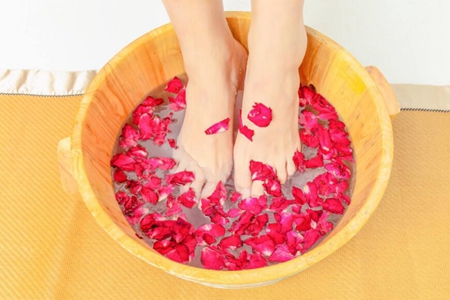 女人每天泡脚的好处，冬季泡脚注意这三点养生效果好