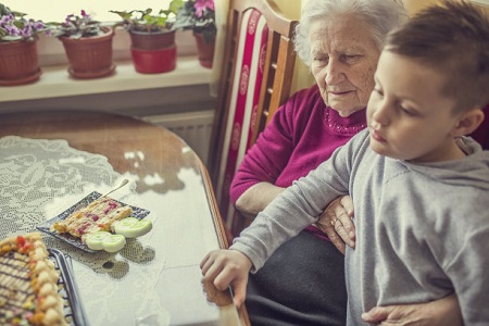 长辈给孙子嚼饭喂养，却导致孩子感染病毒而死亡