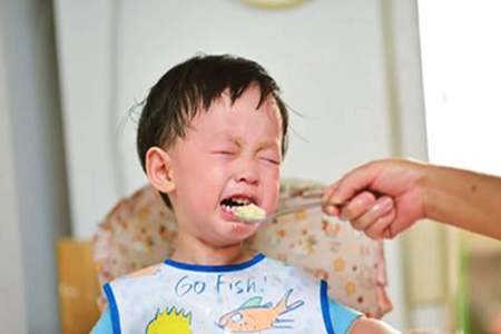 父母忧心孩子有厌食症怎么办?这三件事情引发孩子不吃饭的习惯