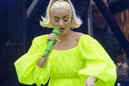 水果姐被粉丝送厕纸,疑惑!粉丝为啥送厕纸而不是口罩?