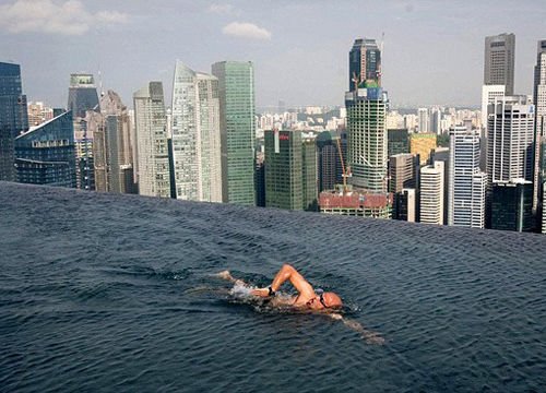 世界上最棒的楼顶上露天游泳池