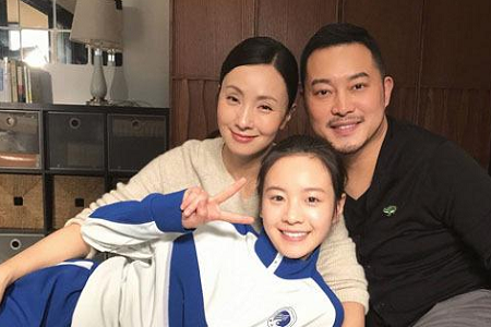 李庚希街头吸烟姿势娴熟,网友调侃:果然演员角色得分开