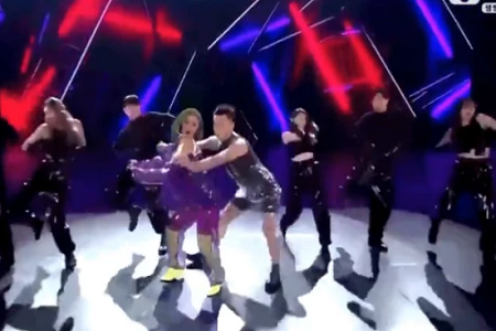 台上老板朴振英热舞,台下嘎嘎王嘉尔目瞪口呆,演绎辣眼睛