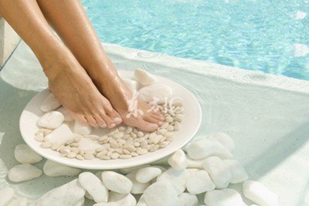 盐水泡脚有哪些好处？女性应知养生小常识！