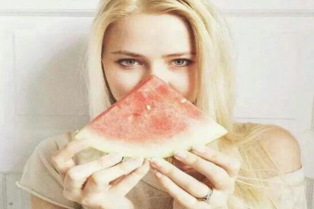 来月经可以吃西瓜吗?这三个女人月经吃西瓜的危害