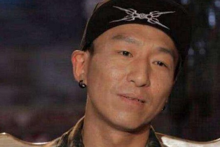 陈羽凡经纪人晒他近照,身材黝黑且发福略显苍老