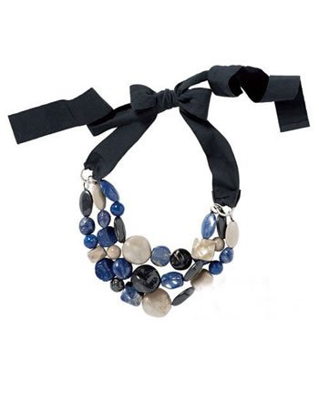 夸张的项链 尽显大家闺秀风范