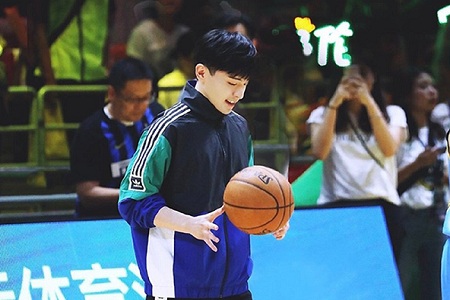 邓伦双凤眼迷死人,篮球三分命中率堪比职业选手