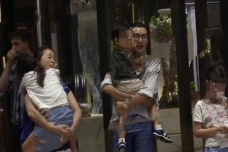 陈好深夜携子女火锅会友,儿子待遇颇高两位姐姐