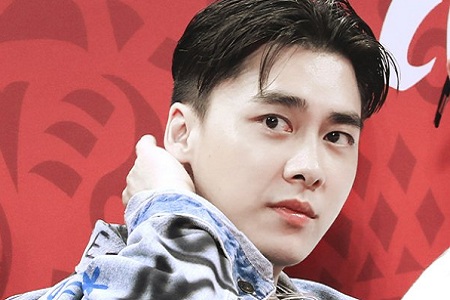 李易峰错位娇羞坐姿,网友:简直要独领风骚