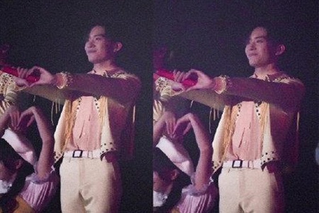 易烊千玺偷偷可爱，台前忧郁小王子，台后邻家小可爱