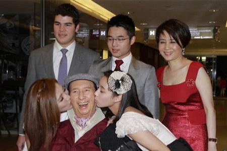 赌王何鸿燊4个妻子,原配黎婉华是贵族大小姐