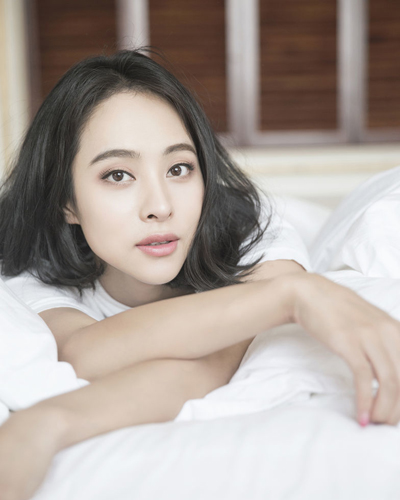 女演员程琤拍摄的一组时尚大片中