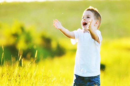 爸妈们有时候你给孩子吃水果可能误了大事!