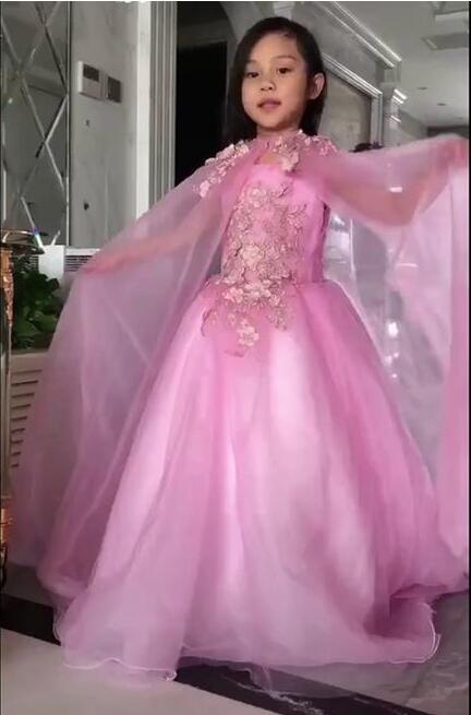 甜馨近照曝光，短发粉色公主裙