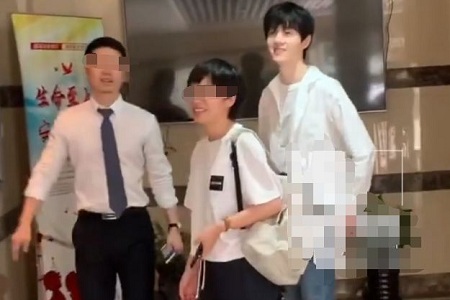 王喆为不雅视频辟谣,一脸轻松现身公证处