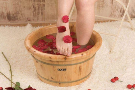 女人每天泡脚的好处，冬季泡脚注意这三点养生效果好