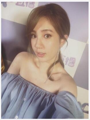 张艾亚全素颜拍照图片