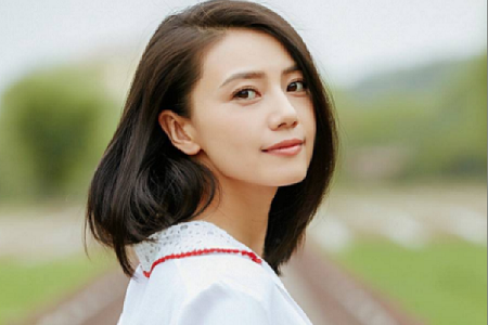 40岁高圆圆产后罕见晒照,丸子头西瓜裙创意十足