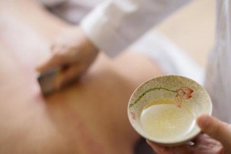 刮痧和拔罐的区别?女人湿气重刮痧好还是拔罐好