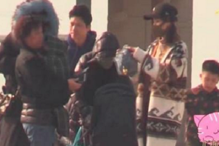 吴奇隆刘诗诗一家三口逛迪士尼,边走边热聊所谓久别胜新婚