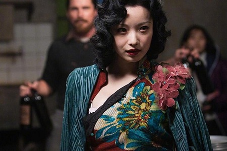 倪妮感谢张艺谋晒黑白照,惨遭网友吐槽:咋就挂墙上了?